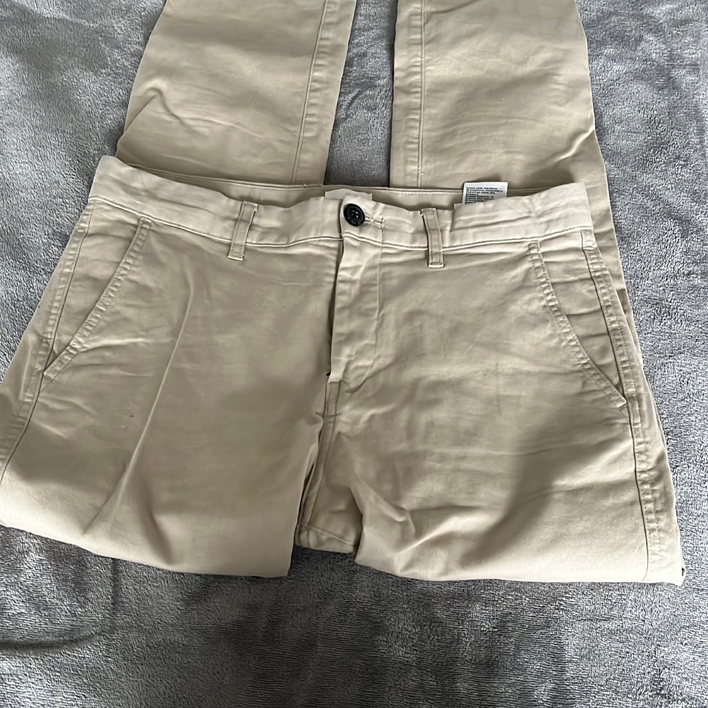Mens H&M cream color chinos. Skinny fit